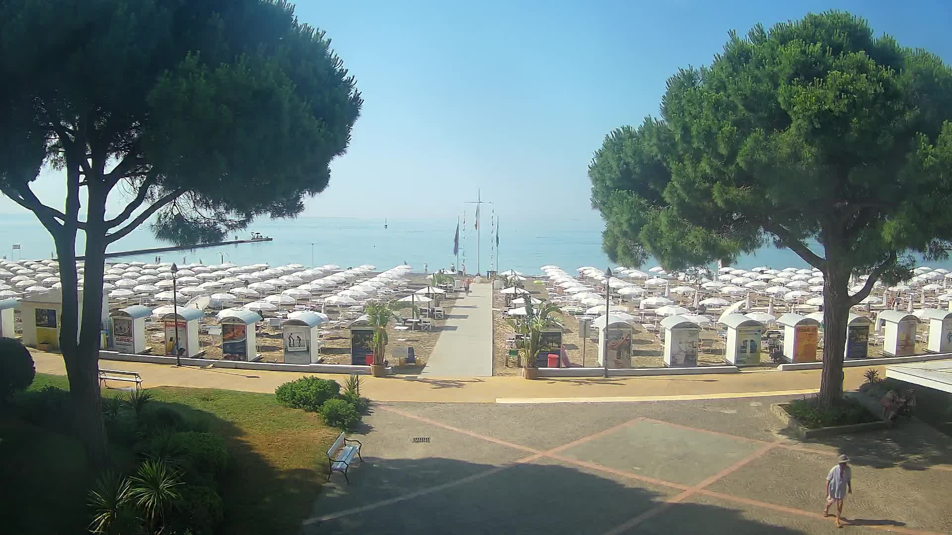 Gradež Vhod na Plažo: Pogled v Živo na Obalo