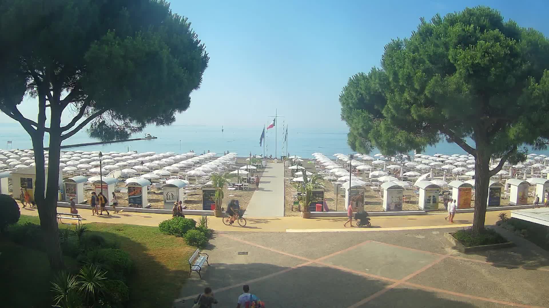 Gradež Vhod na Plažo: Pogled v Živo na Obalo