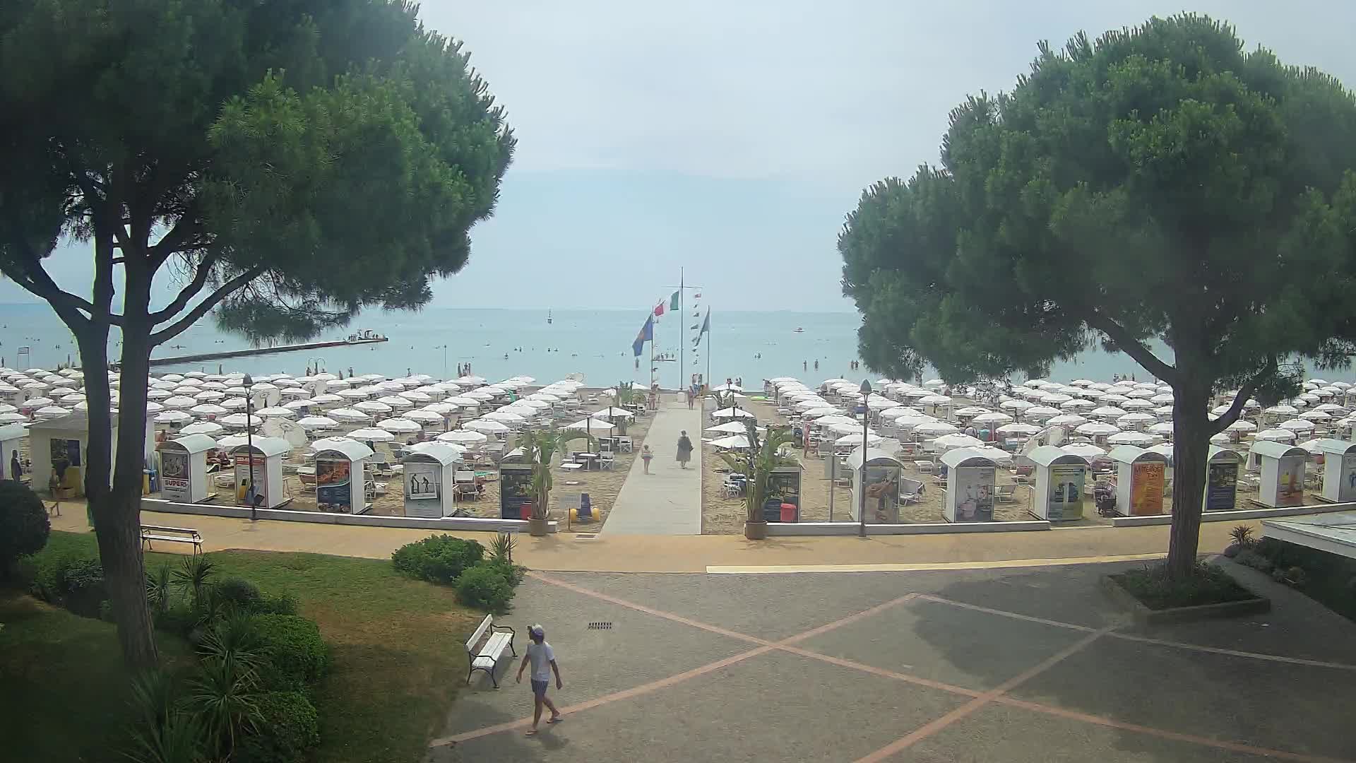 Gradež Vhod na Plažo: Pogled v Živo na Obalo