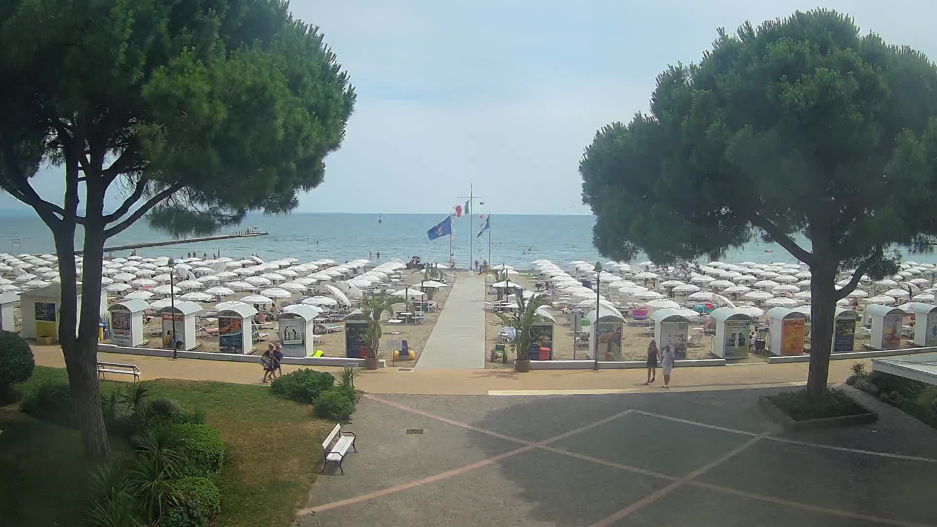 Gradež Vhod na Plažo: Pogled v Živo na Obalo