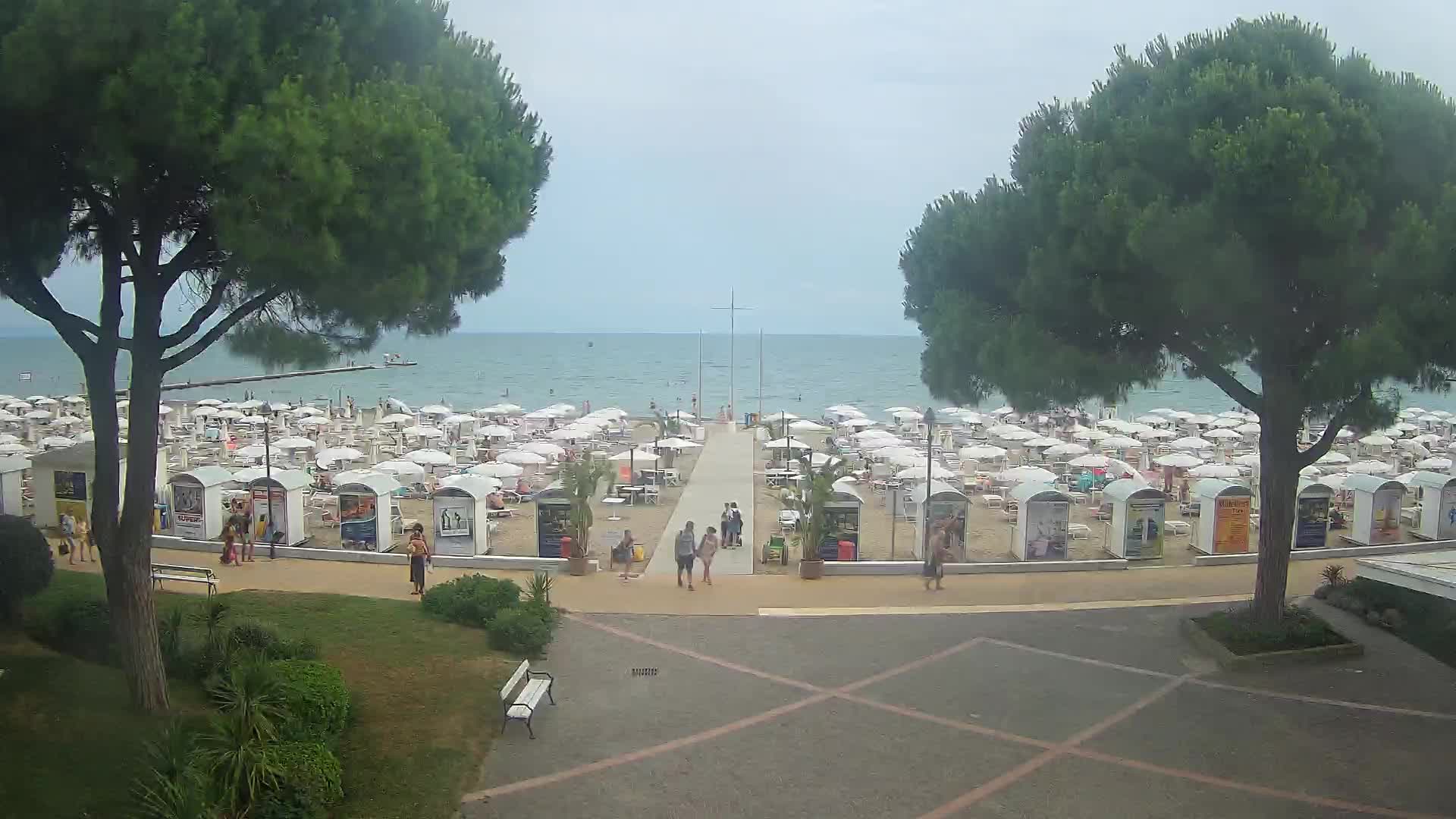Gradež Vhod na Plažo: Pogled v Živo na Obalo