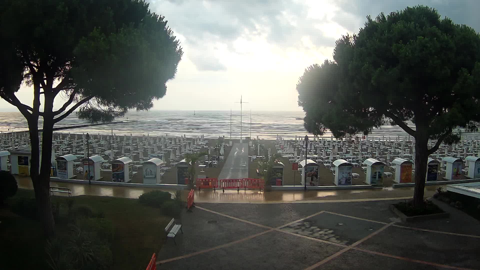 Gradež Vhod na Plažo: Pogled v Živo na Obalo