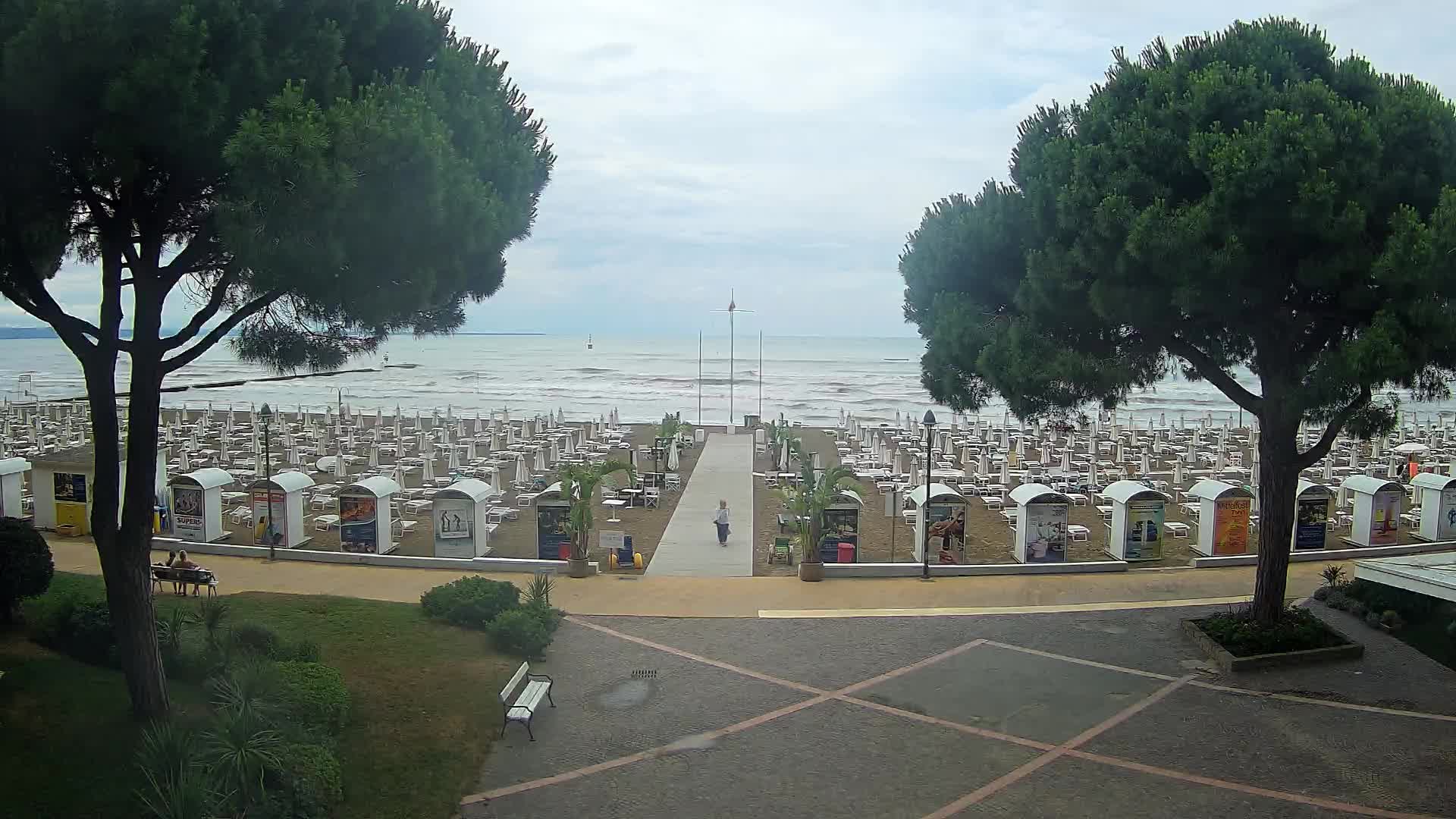 Gradež Vhod na Plažo: Pogled v Živo na Obalo