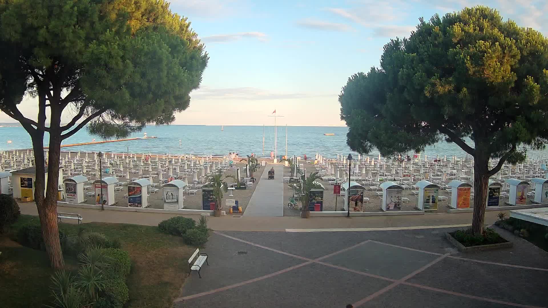 Gradež Vhod na Plažo: Pogled v Živo na Obalo
