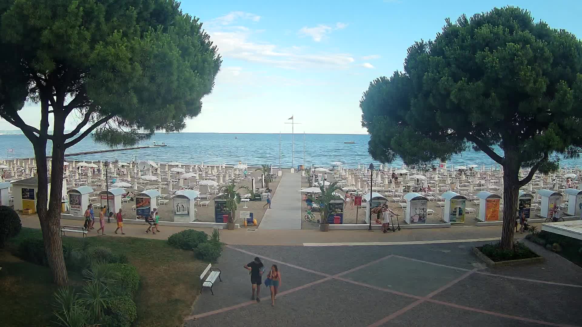 Gradež Vhod na Plažo: Pogled v Živo na Obalo