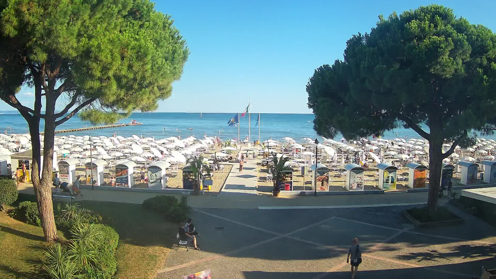 Gradež Vhod na Plažo: Pogled v Živo na Obalo