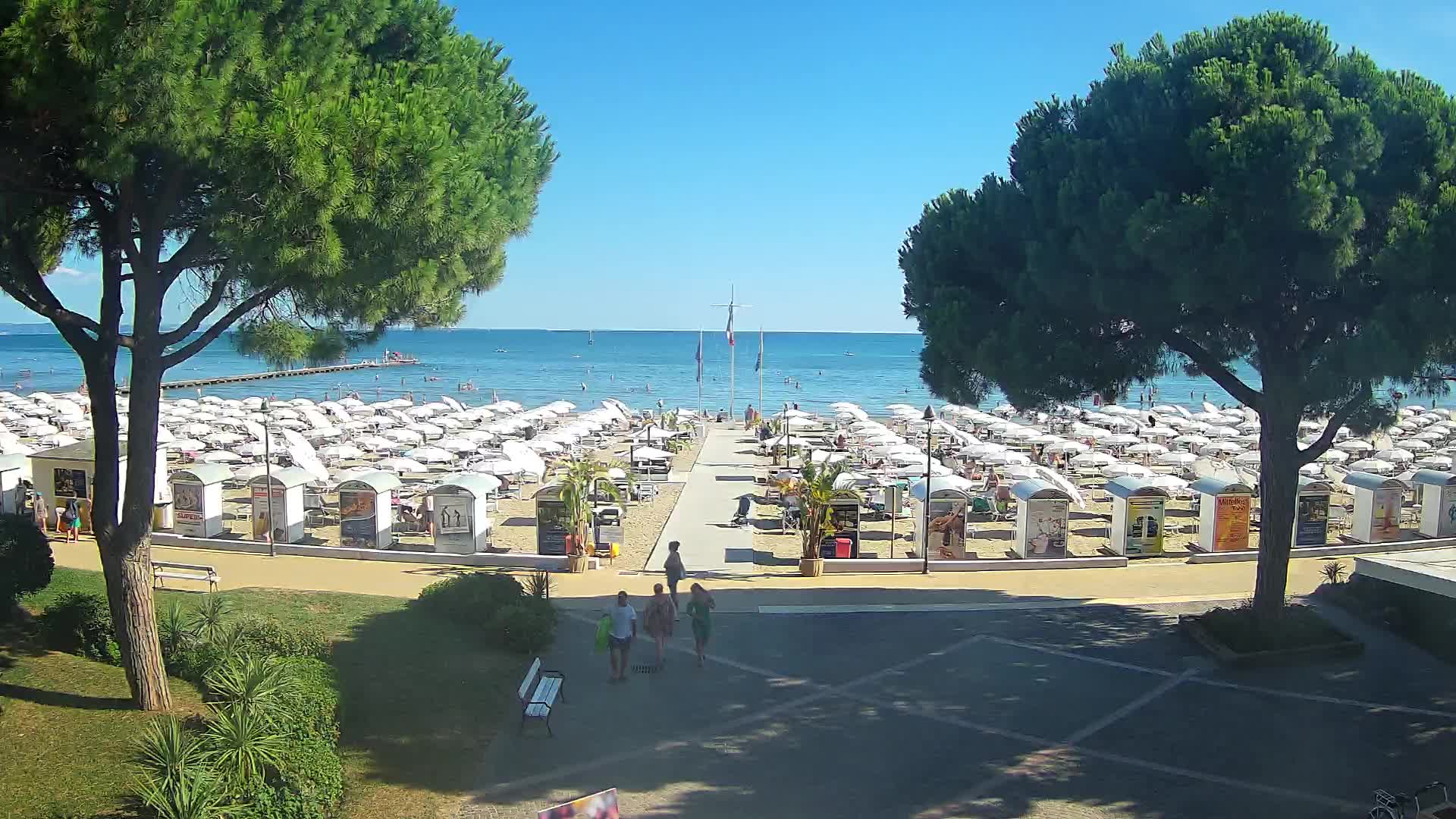 Gradež Vhod na Plažo: Pogled v Živo na Obalo