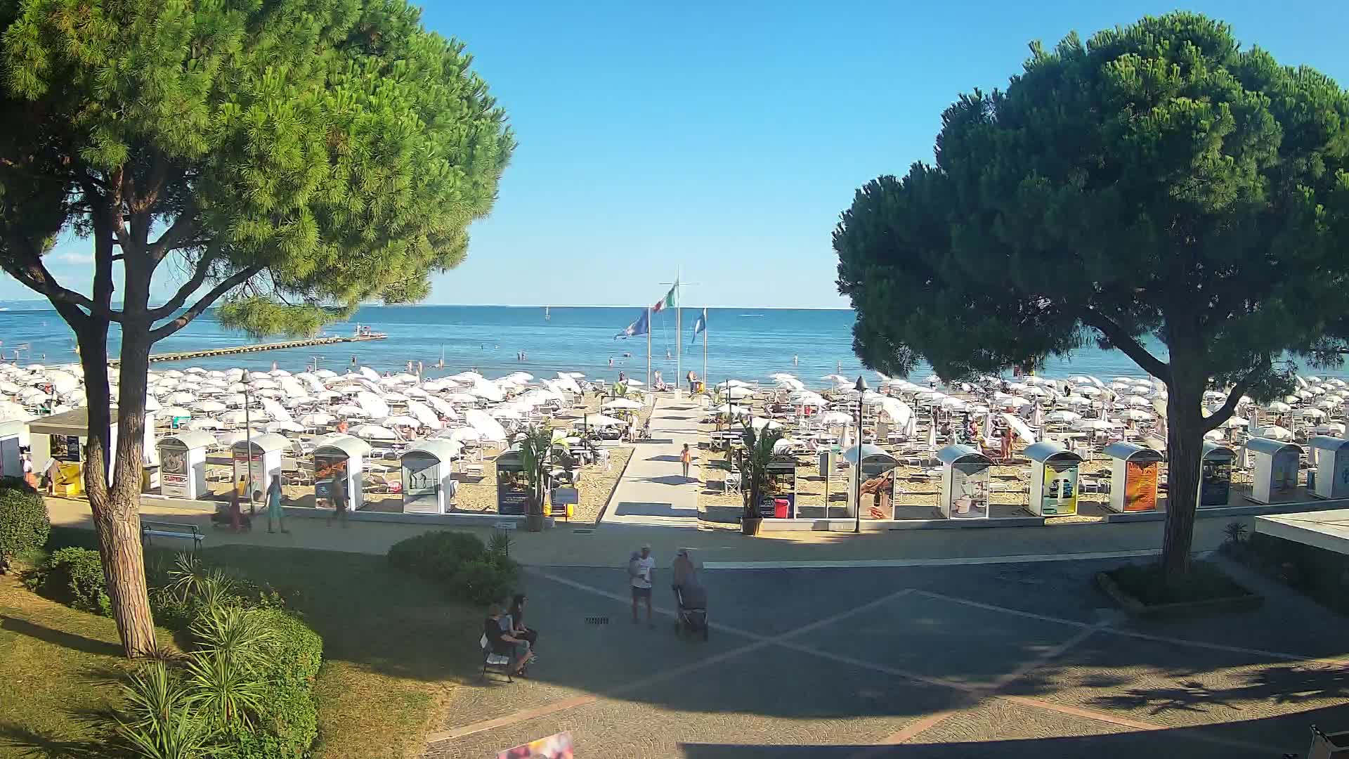 Gradež Vhod na Plažo: Pogled v Živo na Obalo