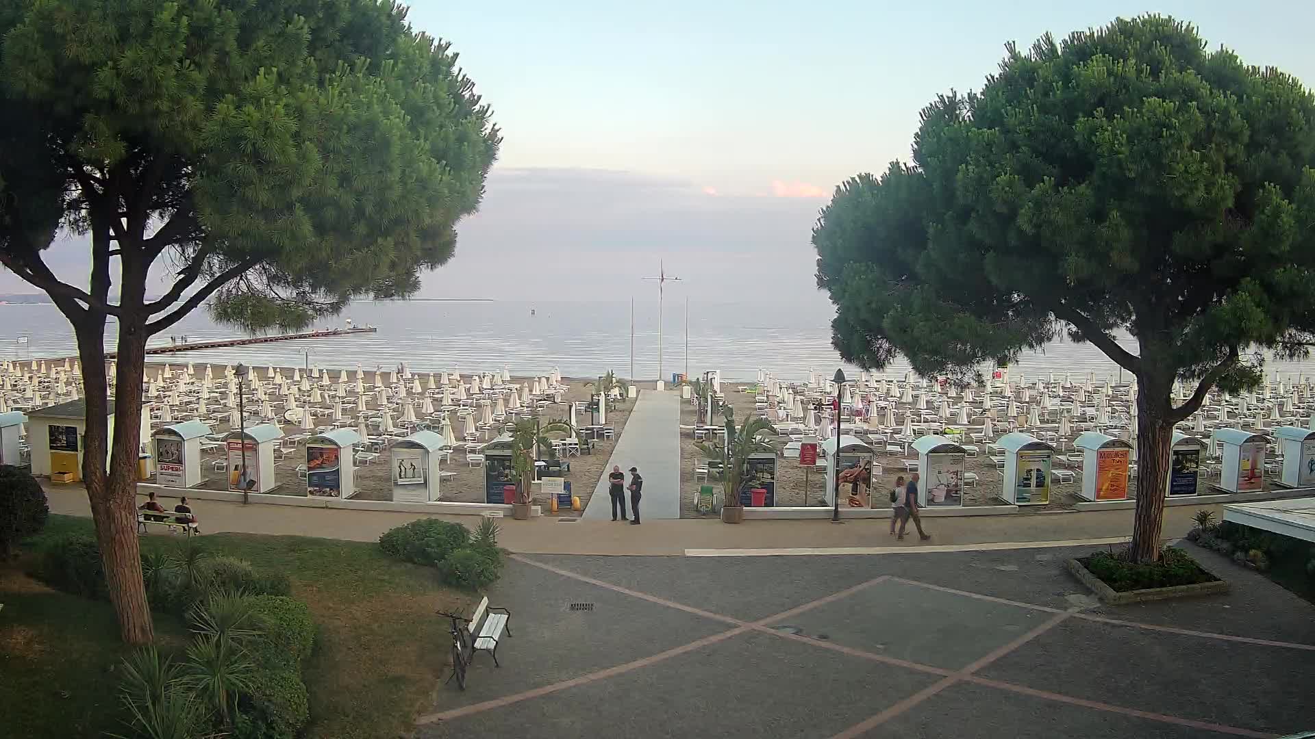 Gradež Vhod na Plažo: Pogled v Živo na Obalo