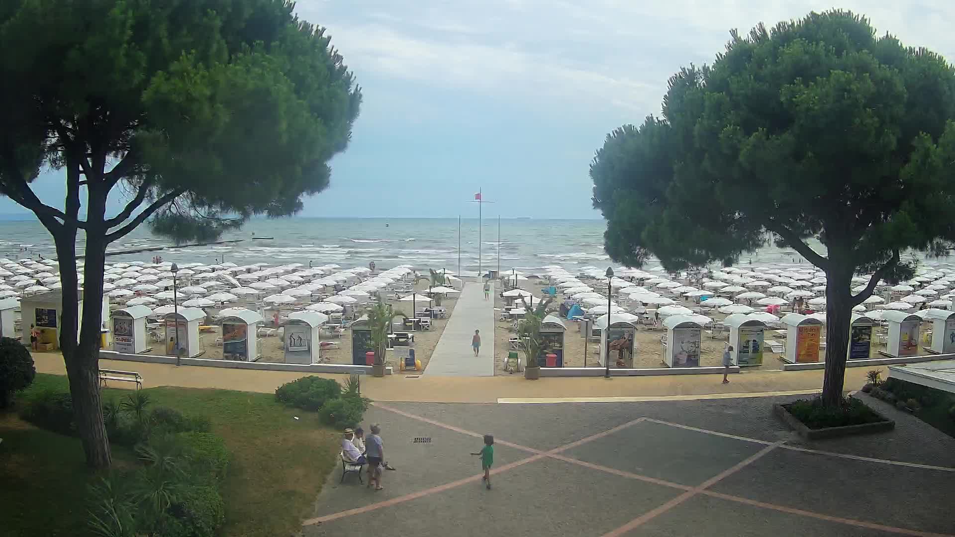 Gradež Vhod na Plažo: Pogled v Živo na Obalo