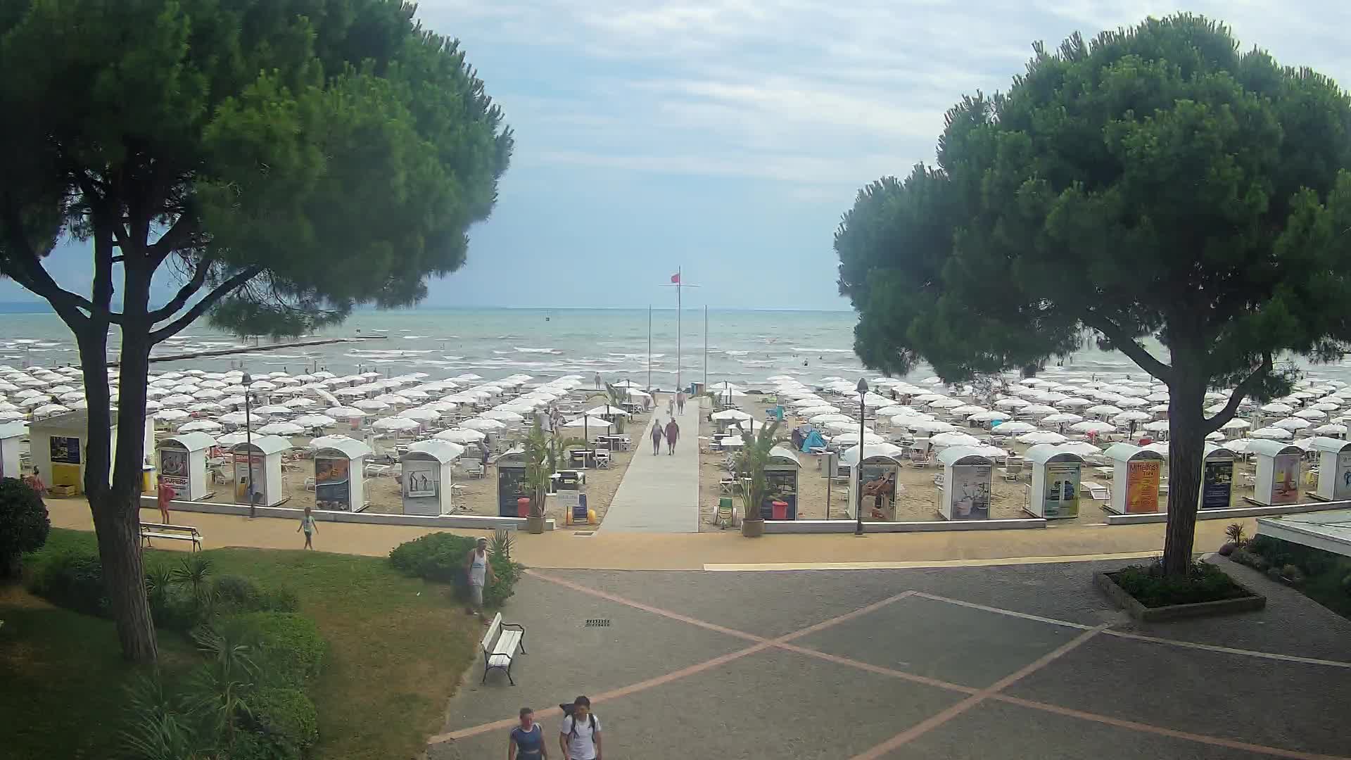 Gradež Vhod na Plažo: Pogled v Živo na Obalo