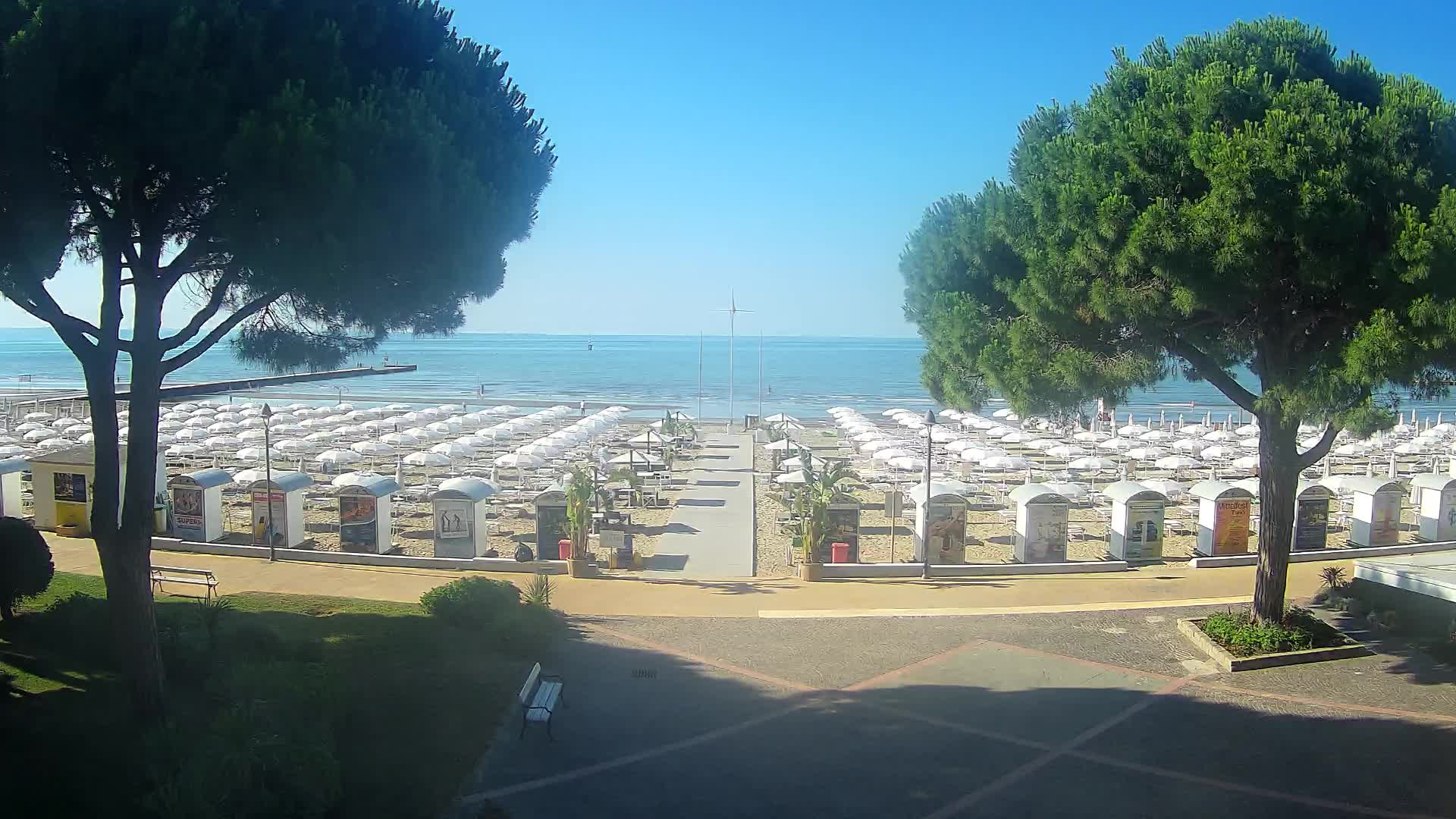 Gradež Vhod na Plažo: Pogled v Živo na Obalo