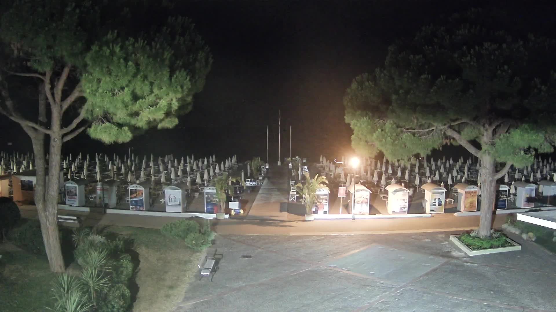 Gradež Vhod na Plažo: Pogled v Živo na Obalo