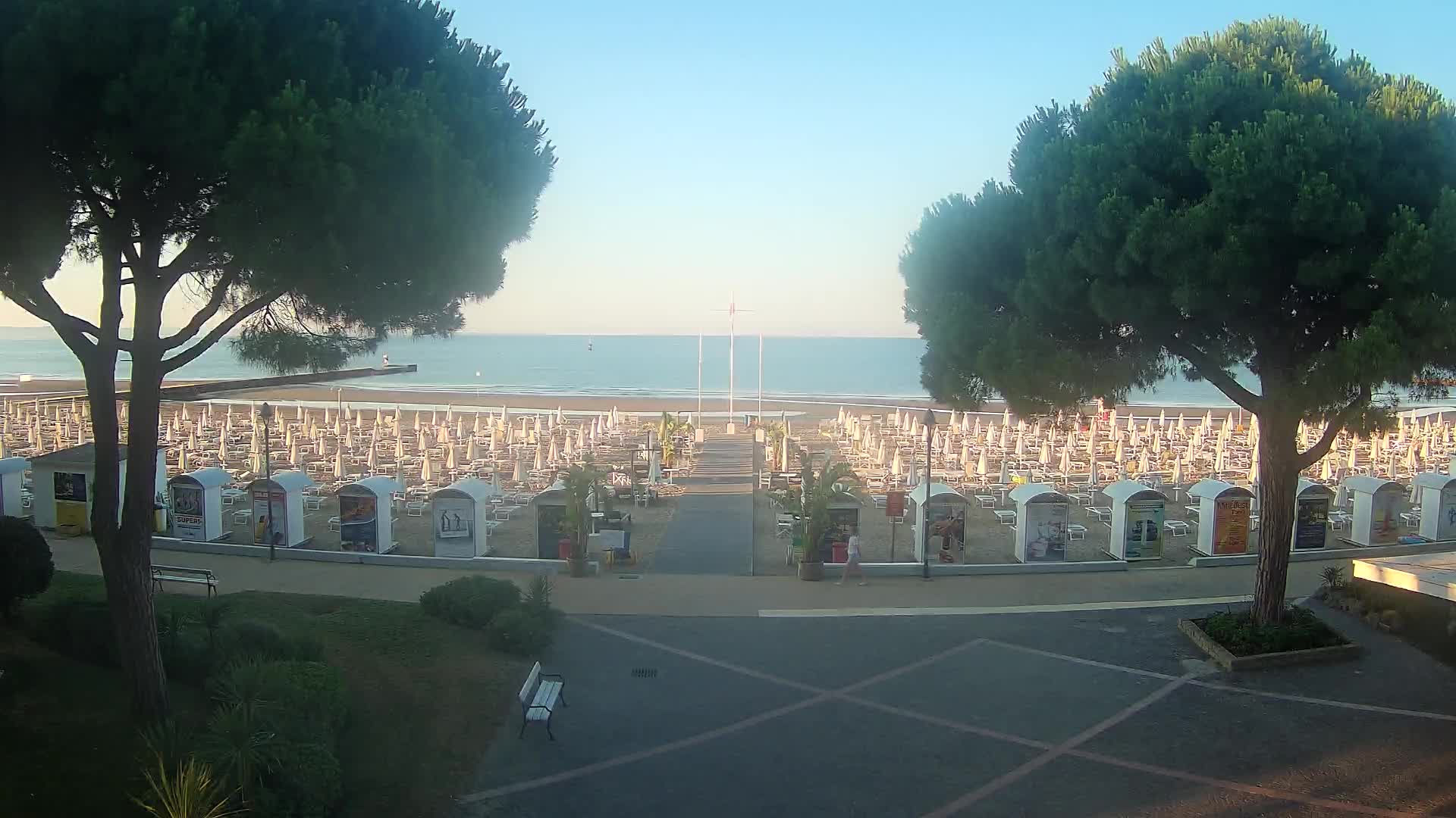 Gradež Vhod na Plažo: Pogled v Živo na Obalo