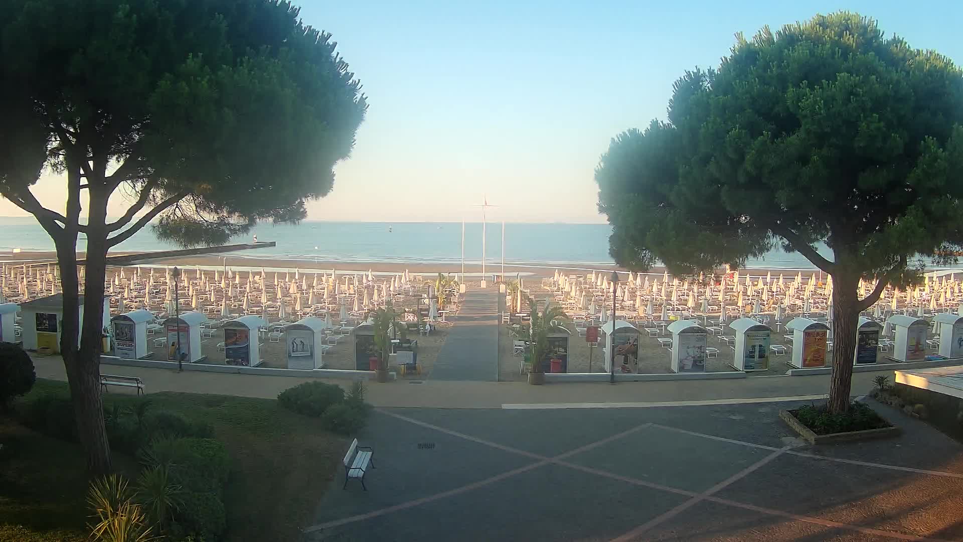 Gradež Vhod na Plažo: Pogled v Živo na Obalo