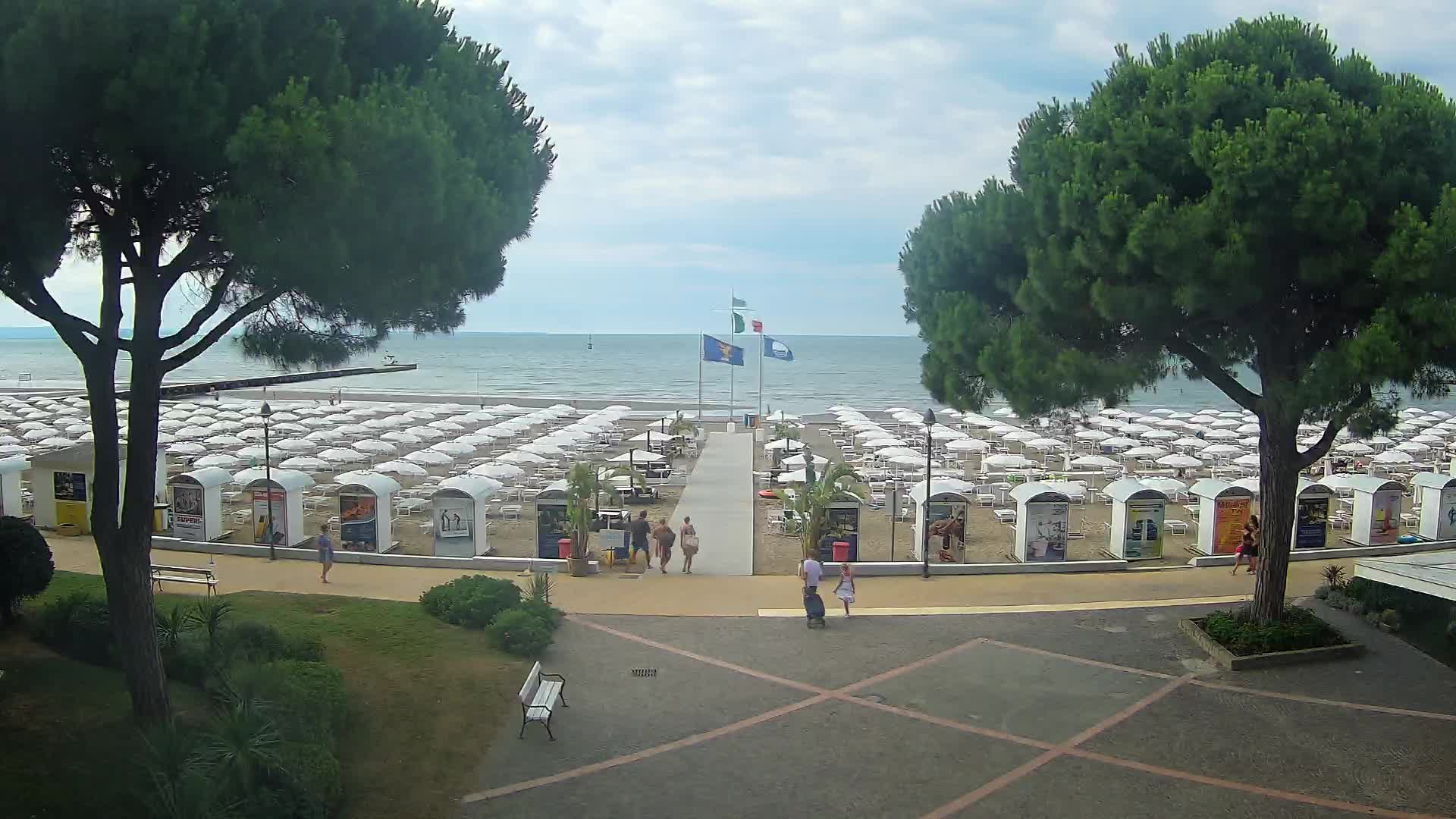 Gradež Vhod na Plažo: Pogled v Živo na Obalo