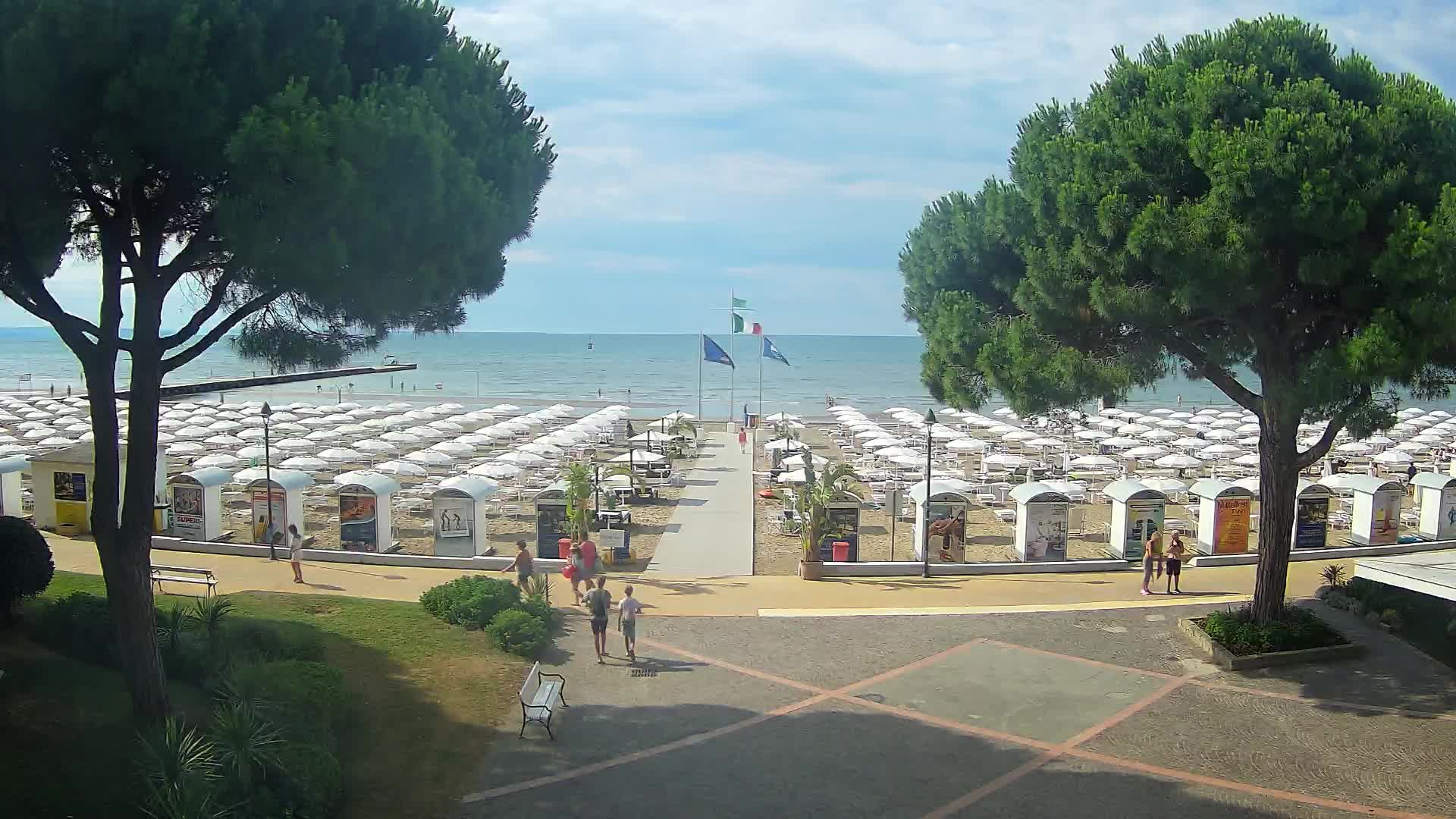 Gradež Vhod na Plažo: Pogled v Živo na Obalo