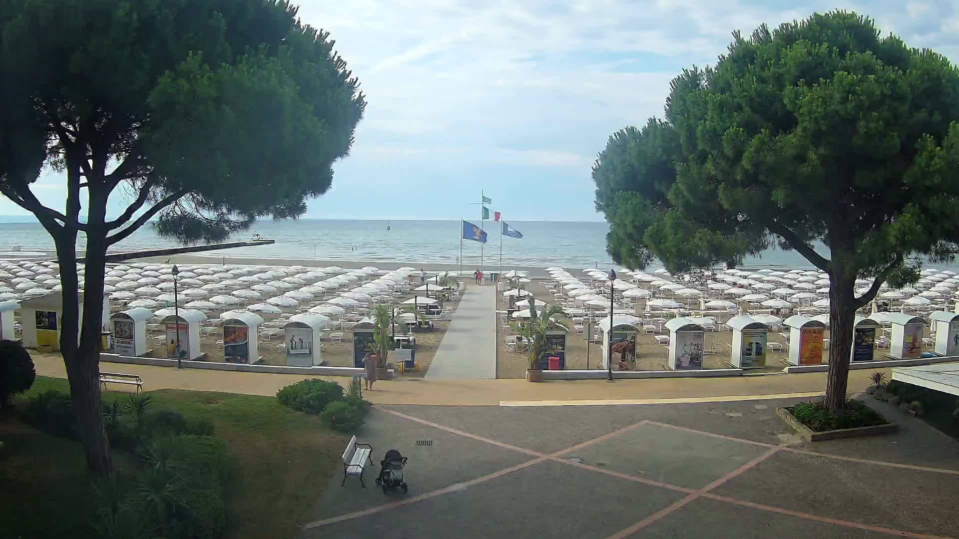 Gradež Vhod na Plažo: Pogled v Živo na Obalo