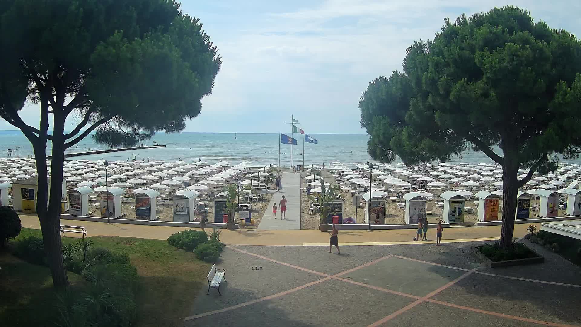 Gradež Vhod na Plažo: Pogled v Živo na Obalo
