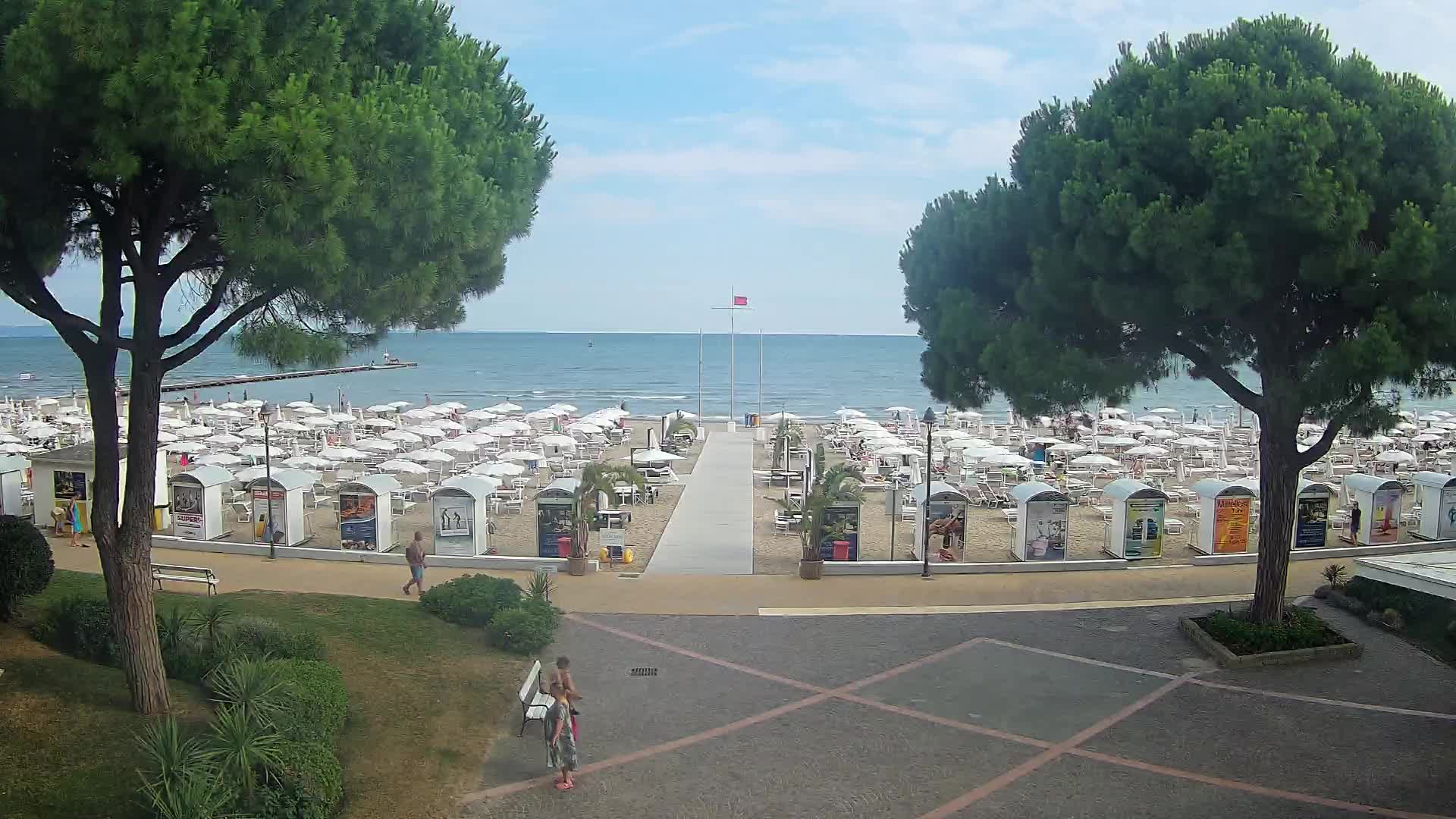 Gradež Vhod na Plažo: Pogled v Živo na Obalo