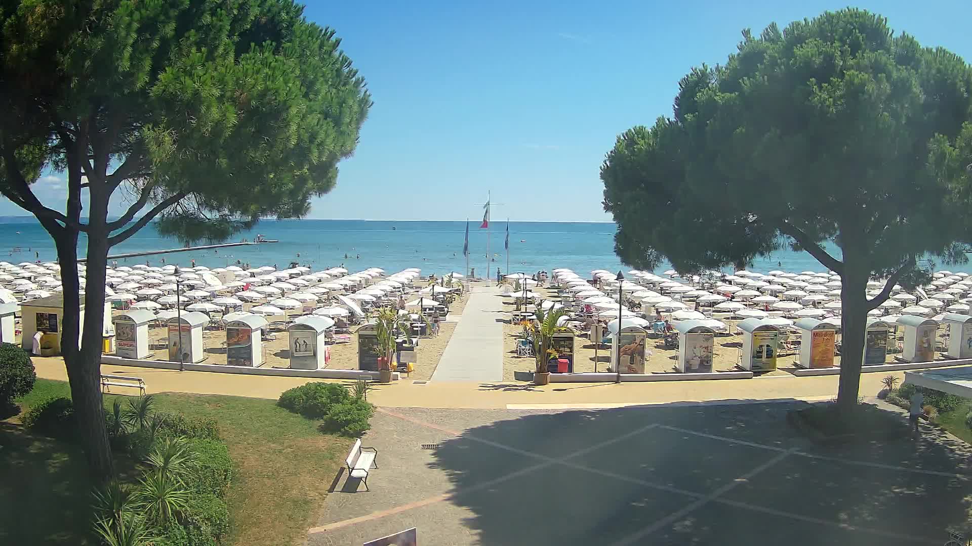 Gradež Vhod na Plažo: Pogled v Živo na Obalo