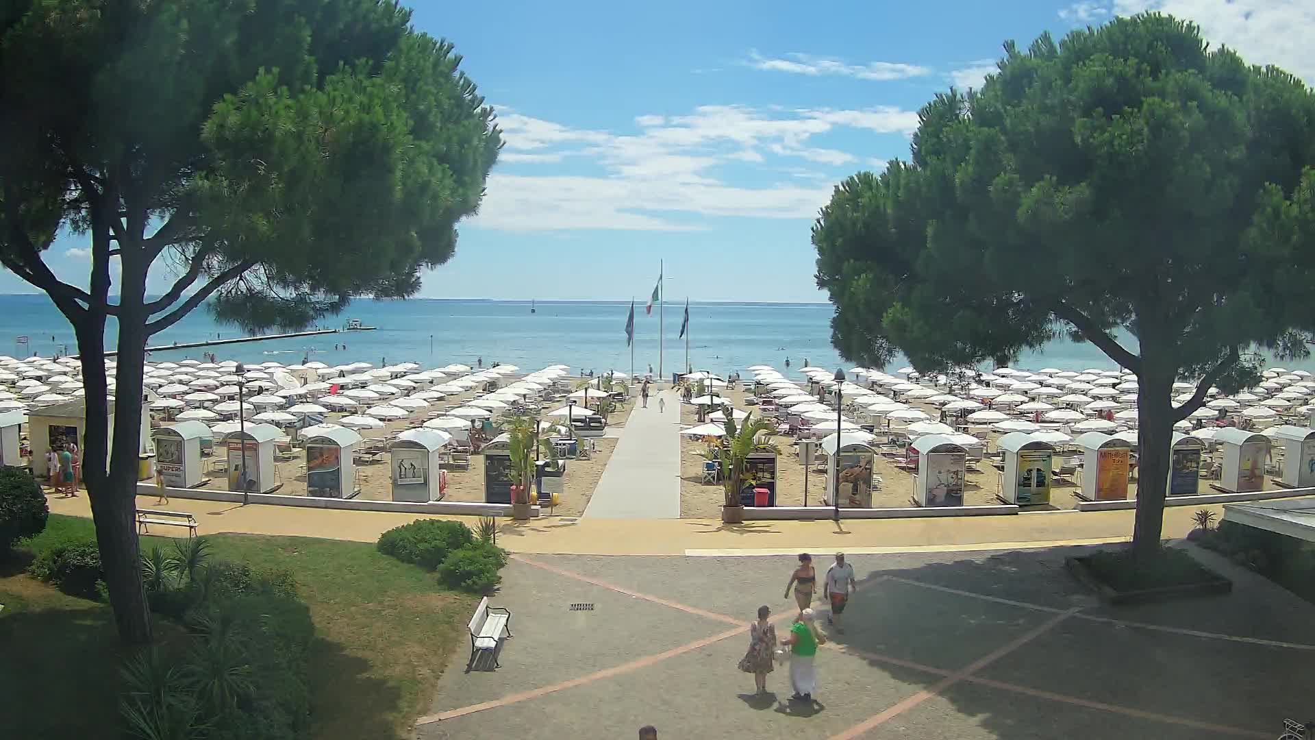 Gradež Vhod na Plažo: Pogled v Živo na Obalo