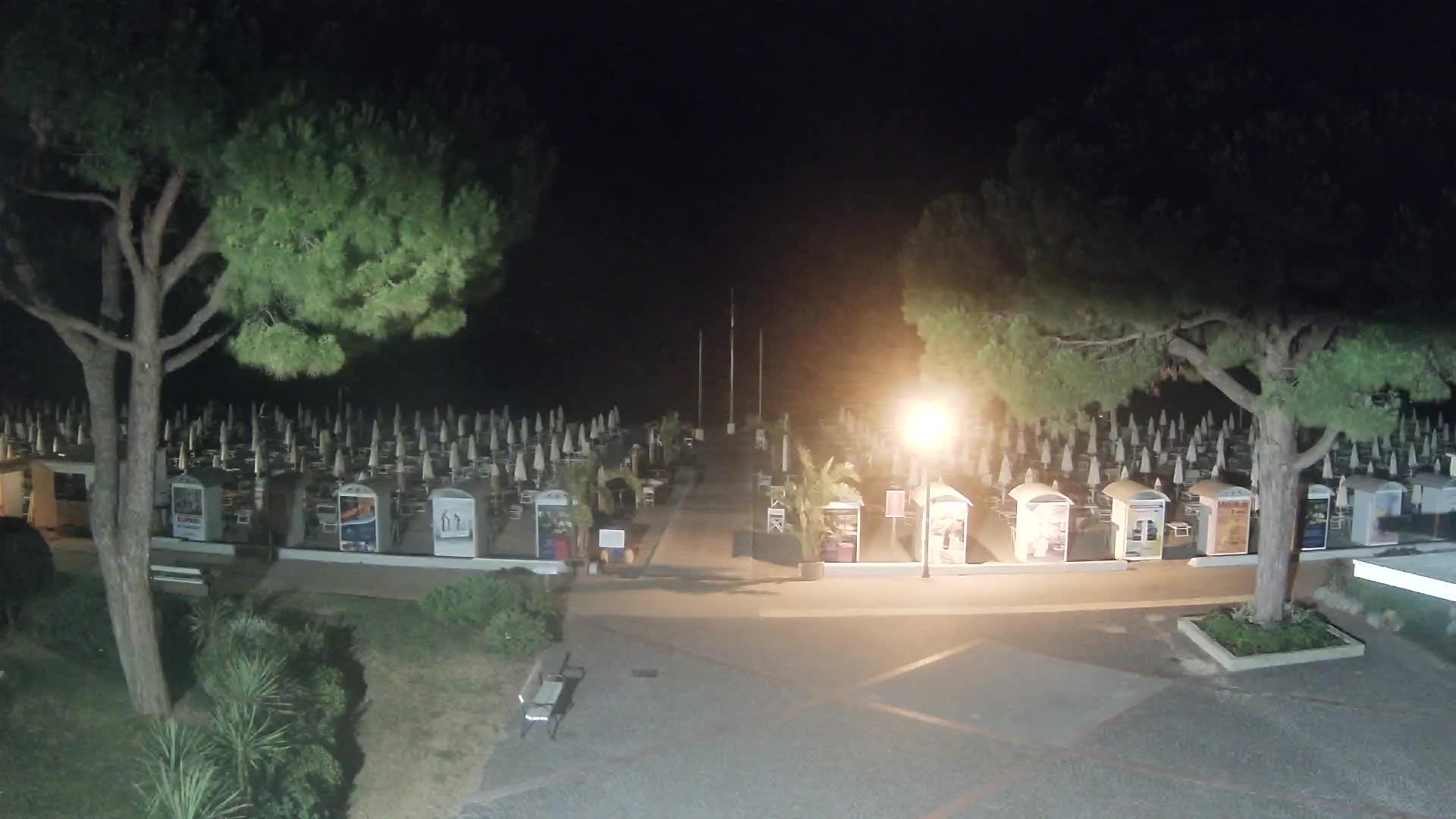 Gradež Vhod na Plažo: Pogled v Živo na Obalo