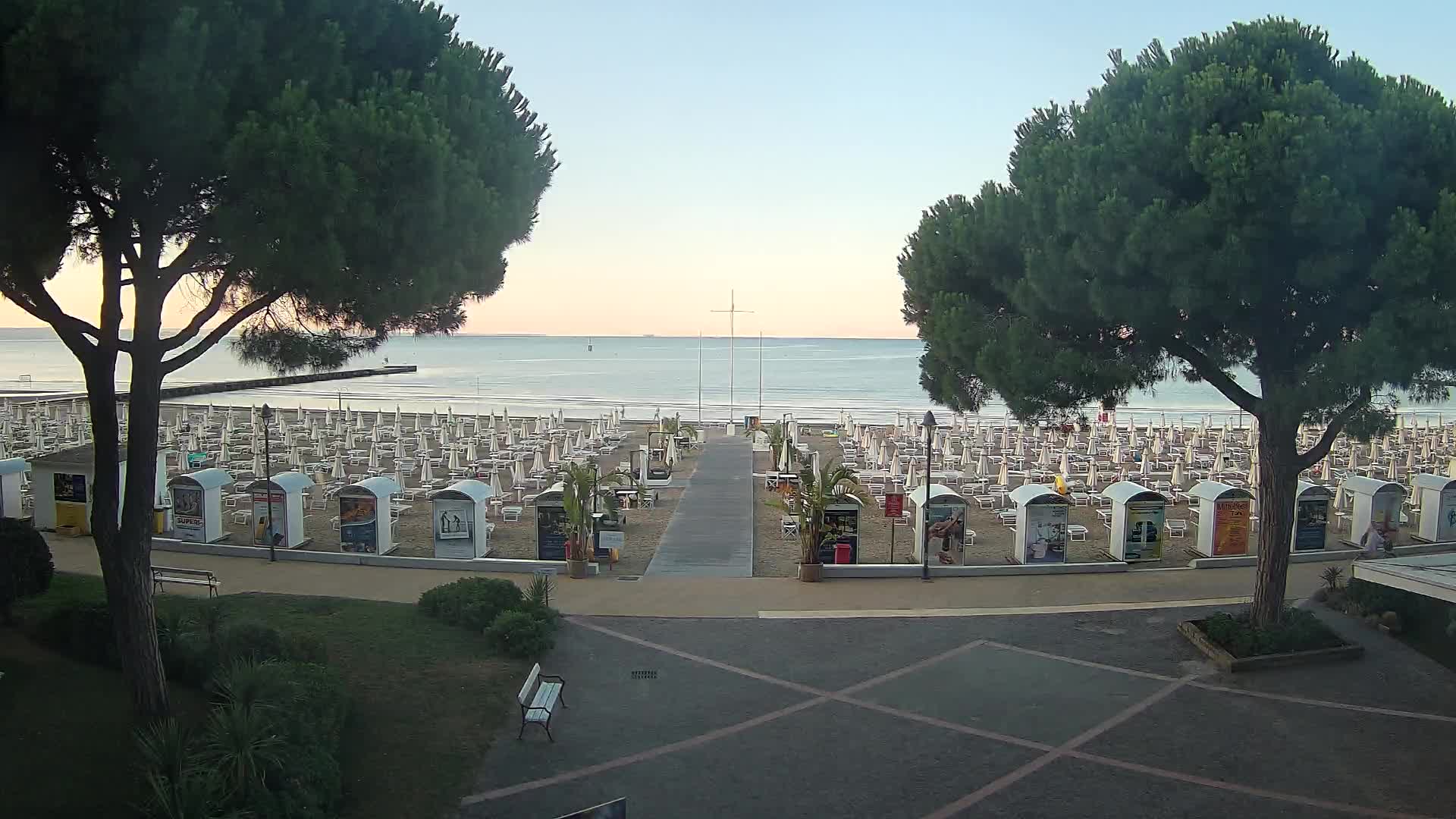 Gradež Vhod na Plažo: Pogled v Živo na Obalo