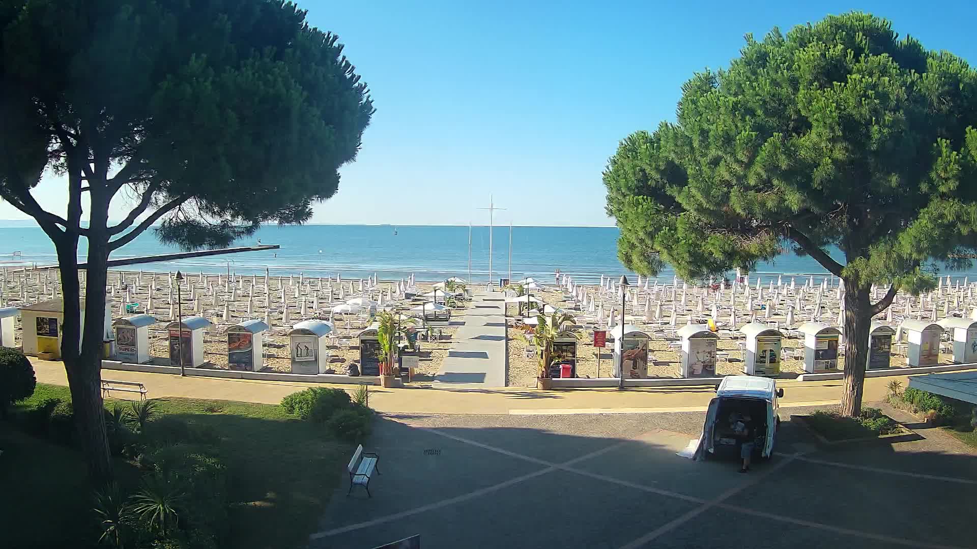 Gradež Vhod na Plažo: Pogled v Živo na Obalo
