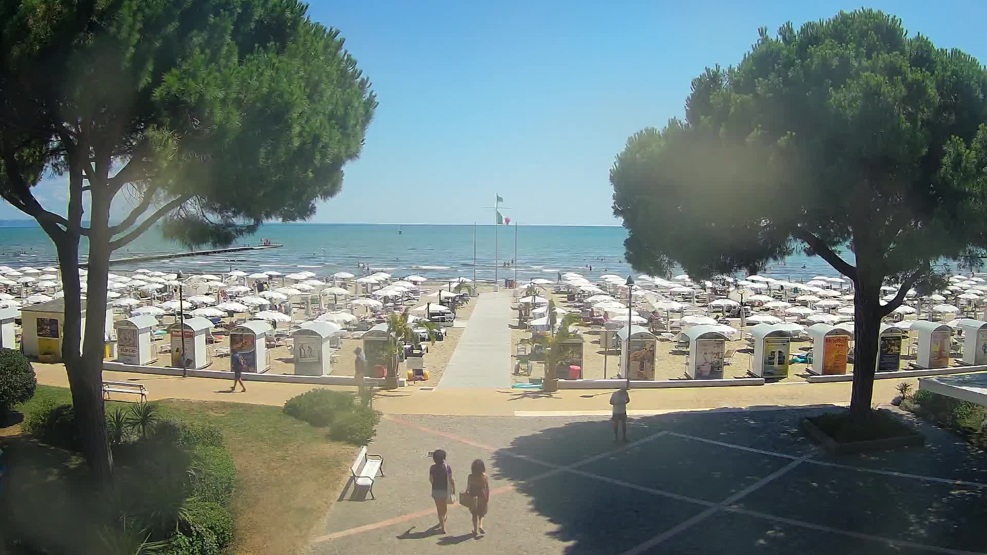 Gradež Vhod na Plažo: Pogled v Živo na Obalo