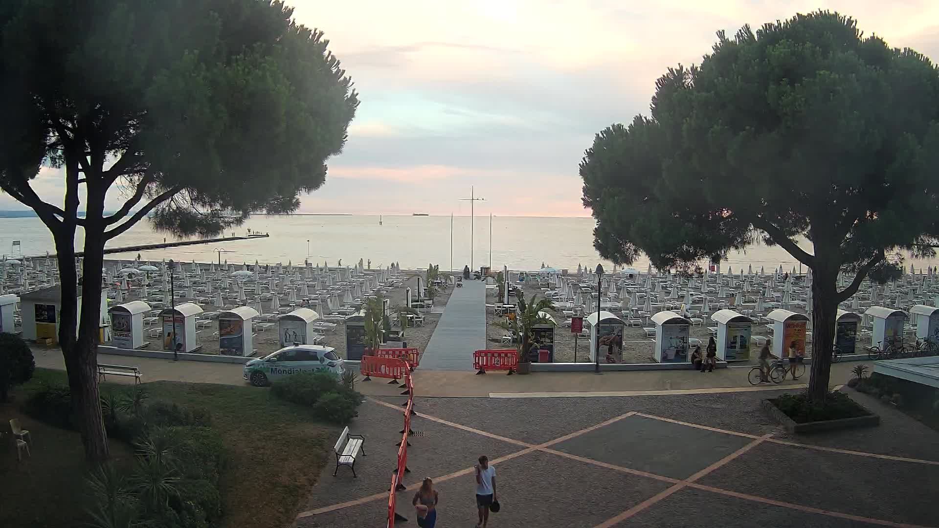Gradež Vhod na Plažo: Pogled v Živo na Obalo