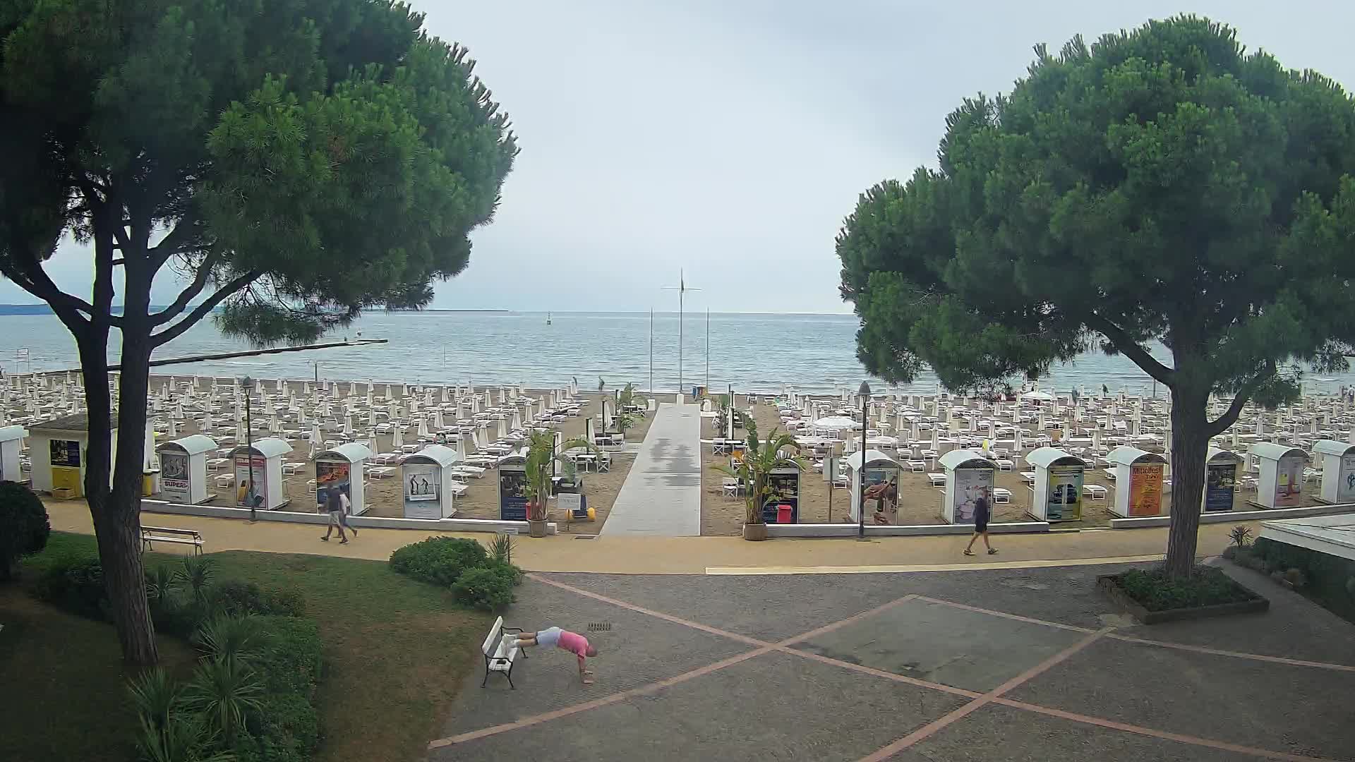 Gradež Vhod na Plažo: Pogled v Živo na Obalo