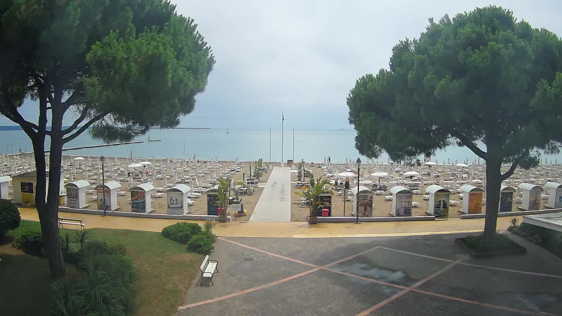 Gradež Vhod na Plažo: Pogled v Živo na Obalo