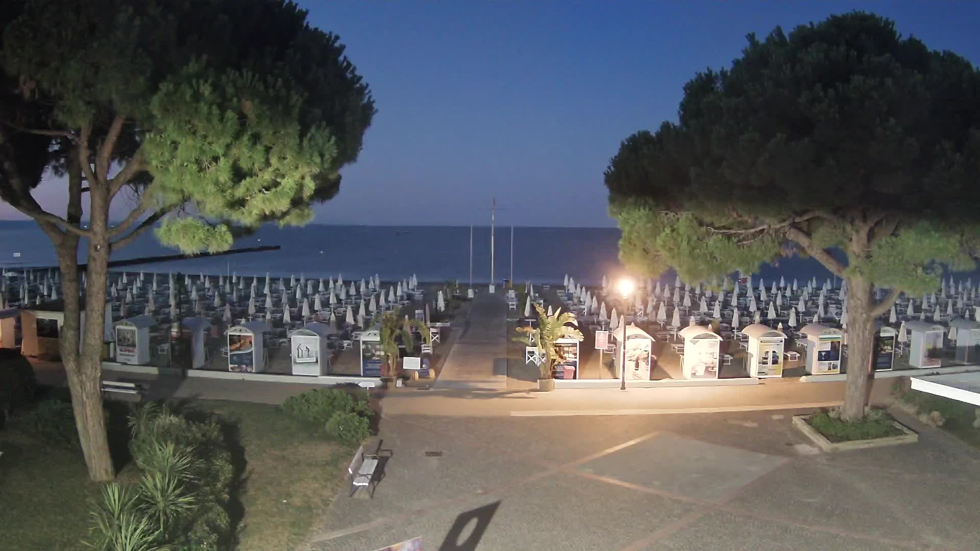 Gradež Vhod na Plažo: Pogled v Živo na Obalo