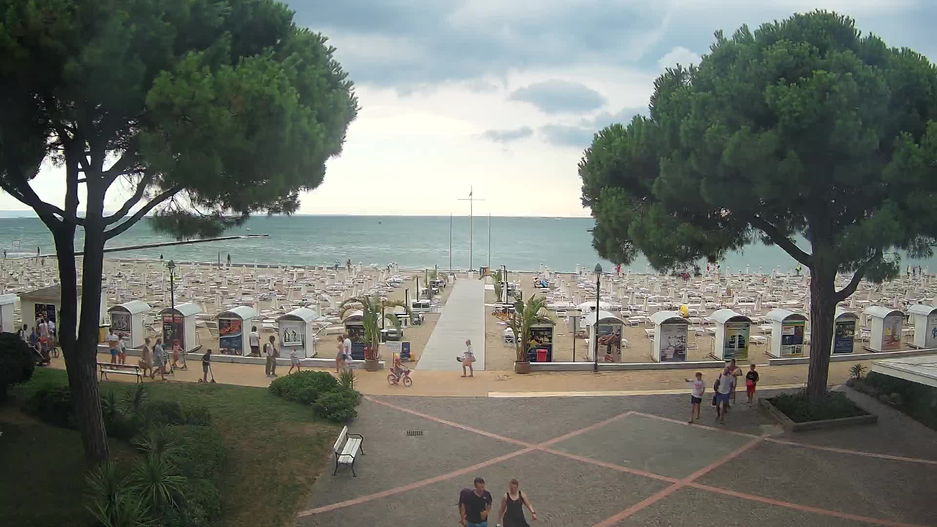 Gradež Vhod na Plažo: Pogled v Živo na Obalo