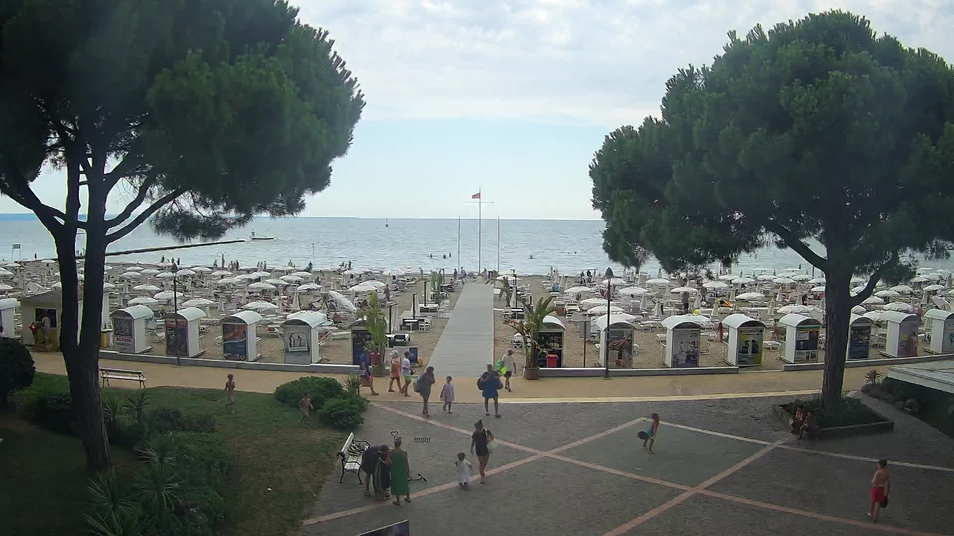 Gradež Vhod na Plažo: Pogled v Živo na Obalo