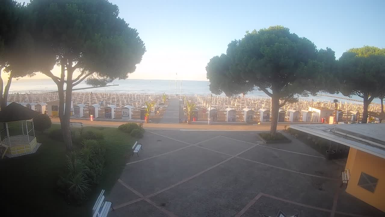 Gradež Vhod na Plažo: Pogled v Živo na Obalo