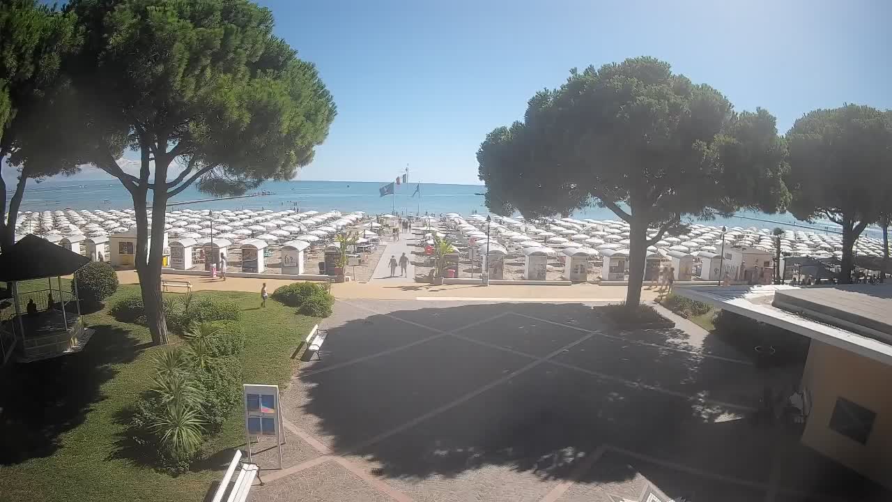 Gradež Vhod na Plažo: Pogled v Živo na Obalo