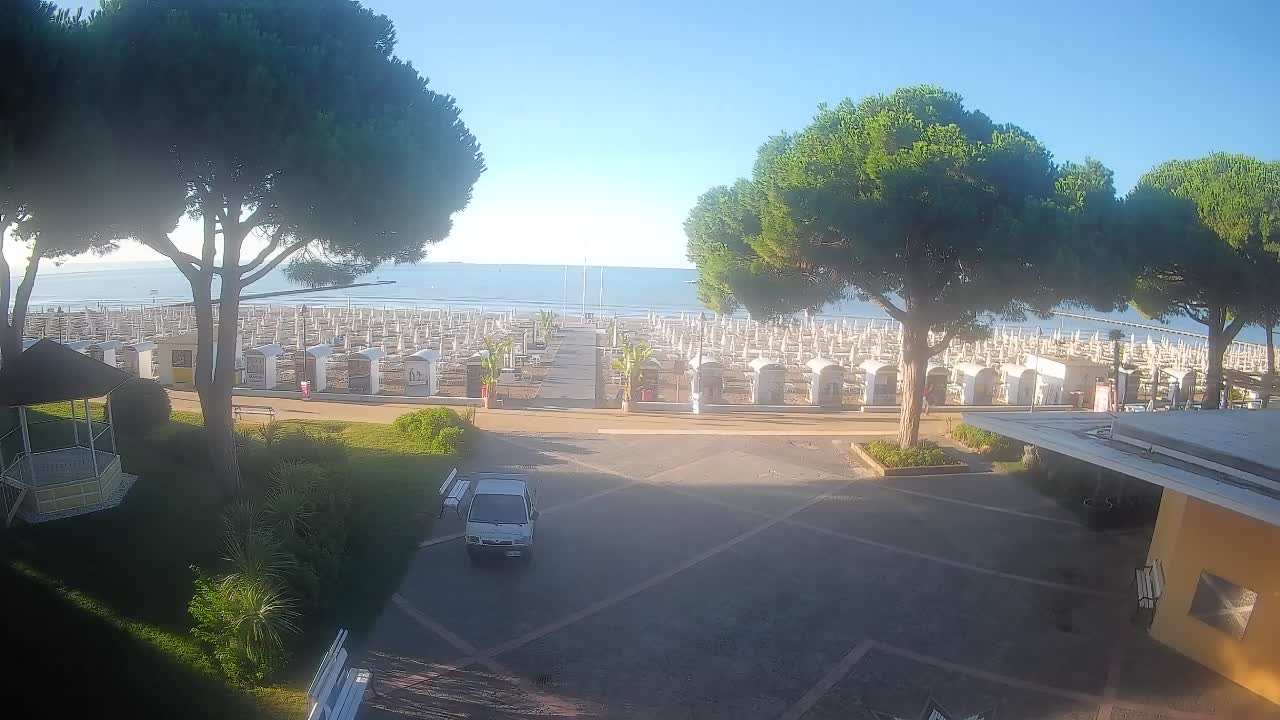 Gradež Vhod na Plažo: Pogled v Živo na Obalo