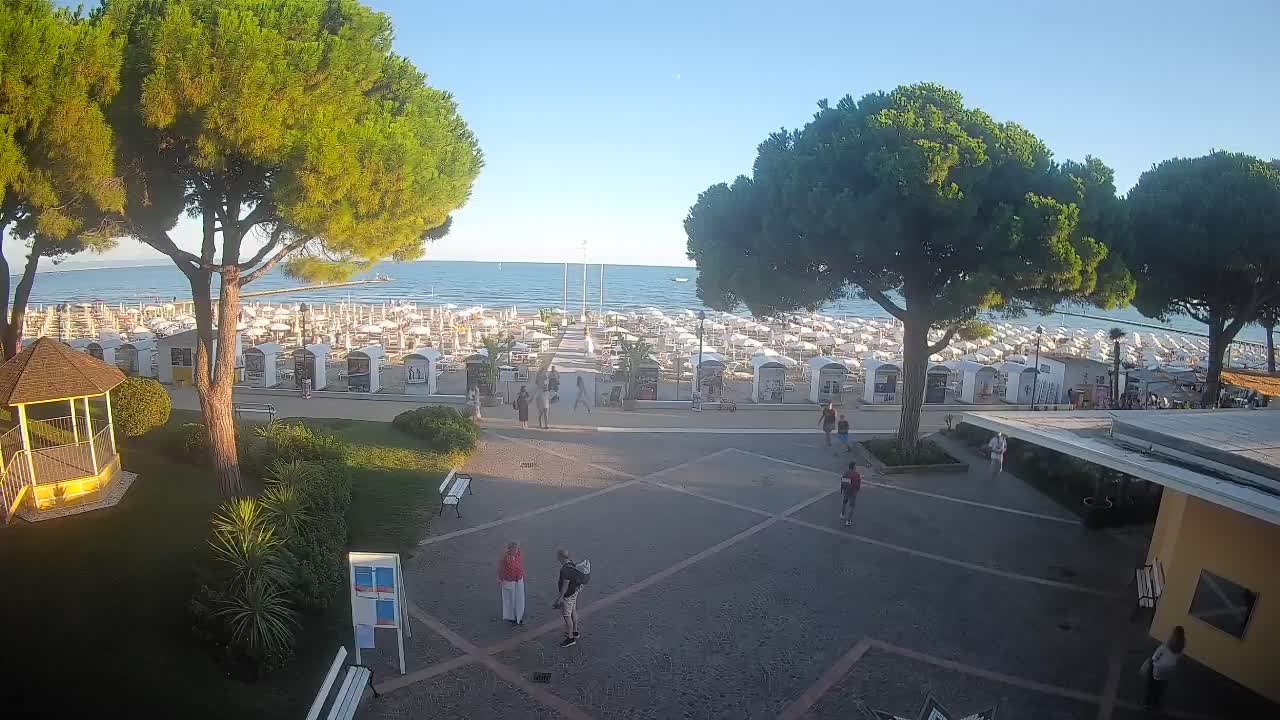 Gradež Vhod na Plažo: Pogled v Živo na Obalo