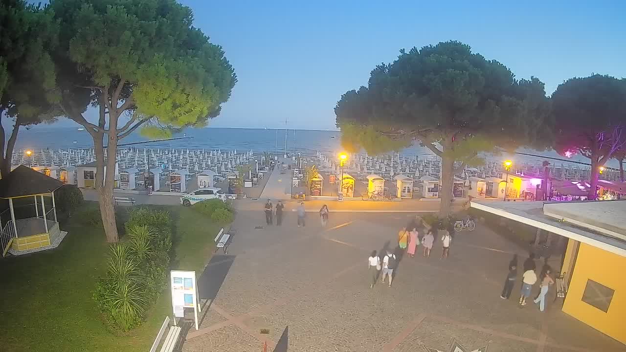 Gradež Vhod na Plažo: Pogled v Živo na Obalo