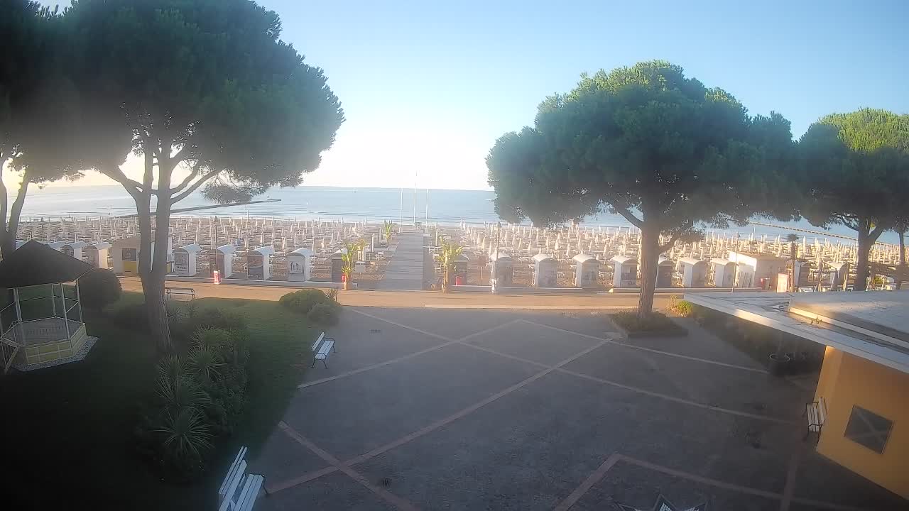 Gradež Vhod na Plažo: Pogled v Živo na Obalo