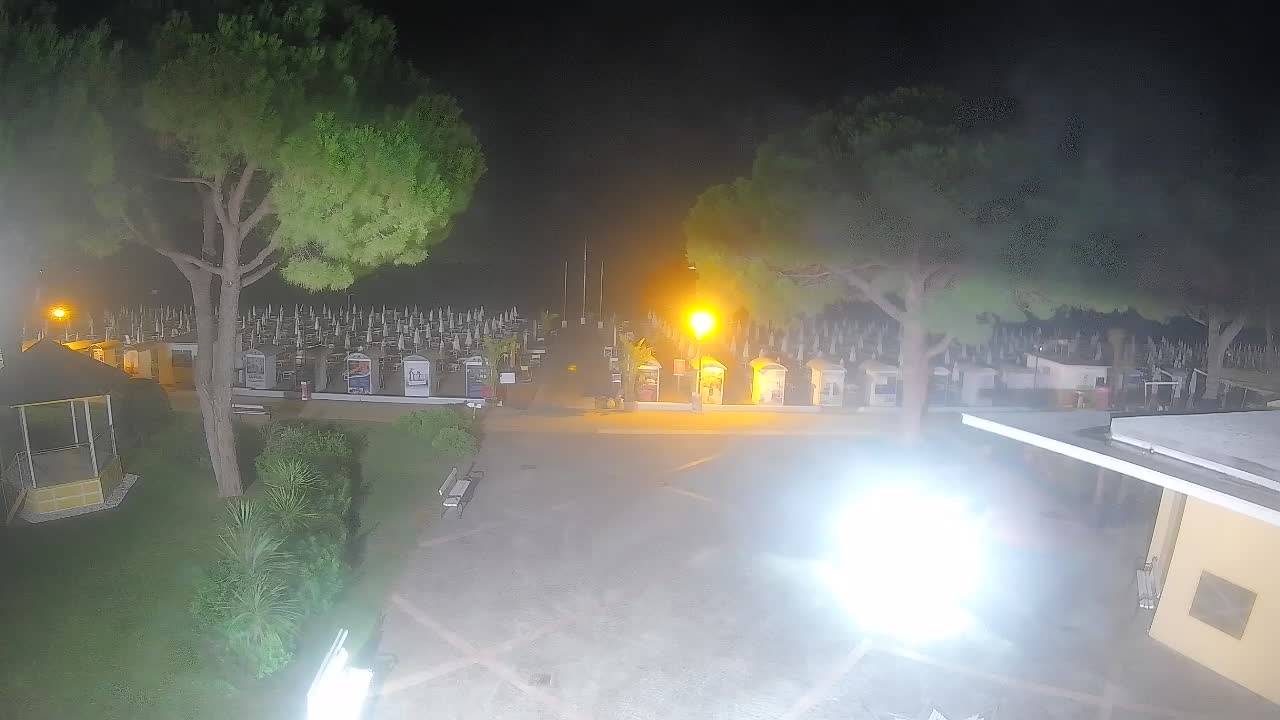 Gradež Vhod na Plažo: Pogled v Živo na Obalo