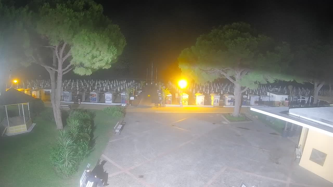 Gradež Vhod na Plažo: Pogled v Živo na Obalo