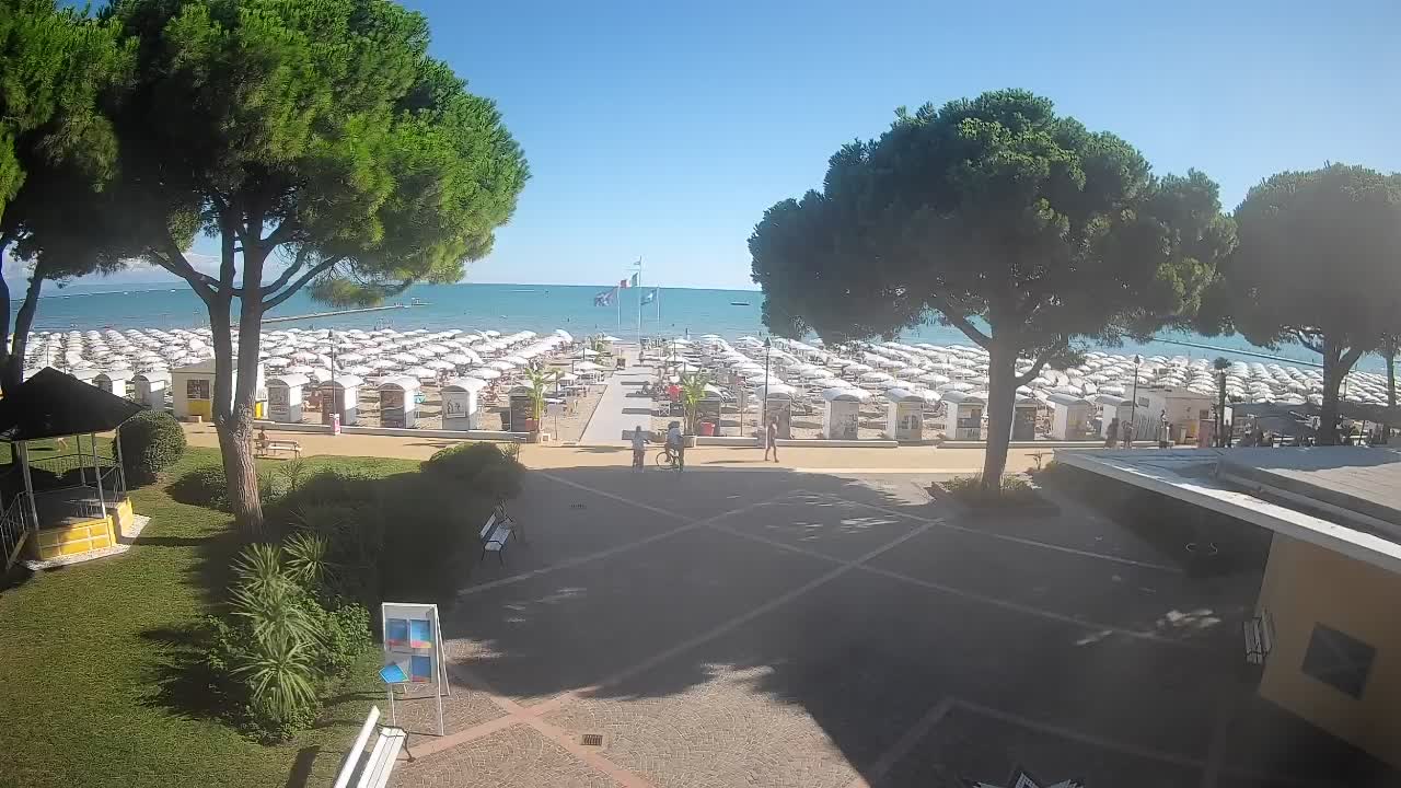 Gradež Vhod na Plažo: Pogled v Živo na Obalo