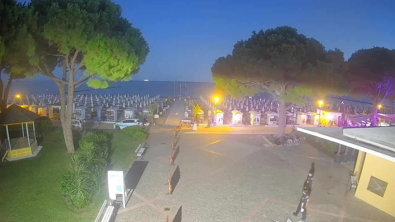 Gradež Vhod na Plažo: Pogled v Živo na Obalo