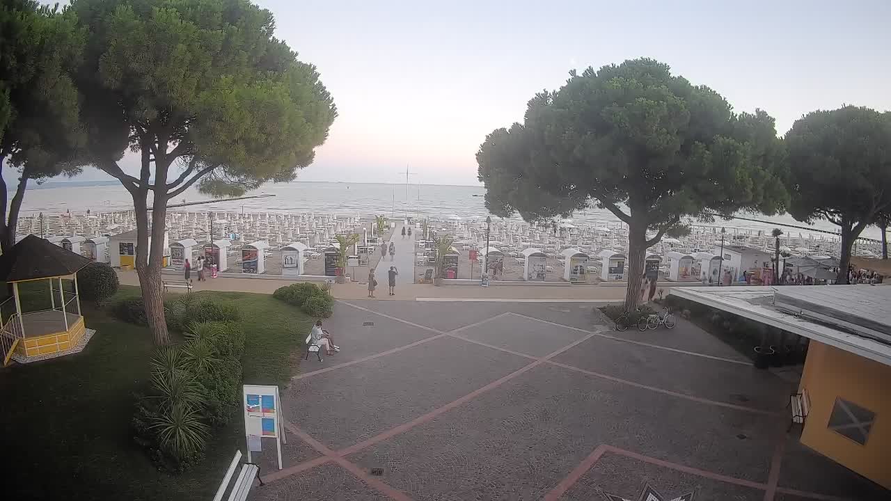 Gradež Vhod na Plažo: Pogled v Živo na Obalo