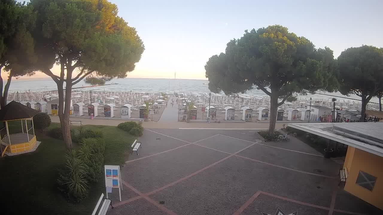 Gradež Vhod na Plažo: Pogled v Živo na Obalo