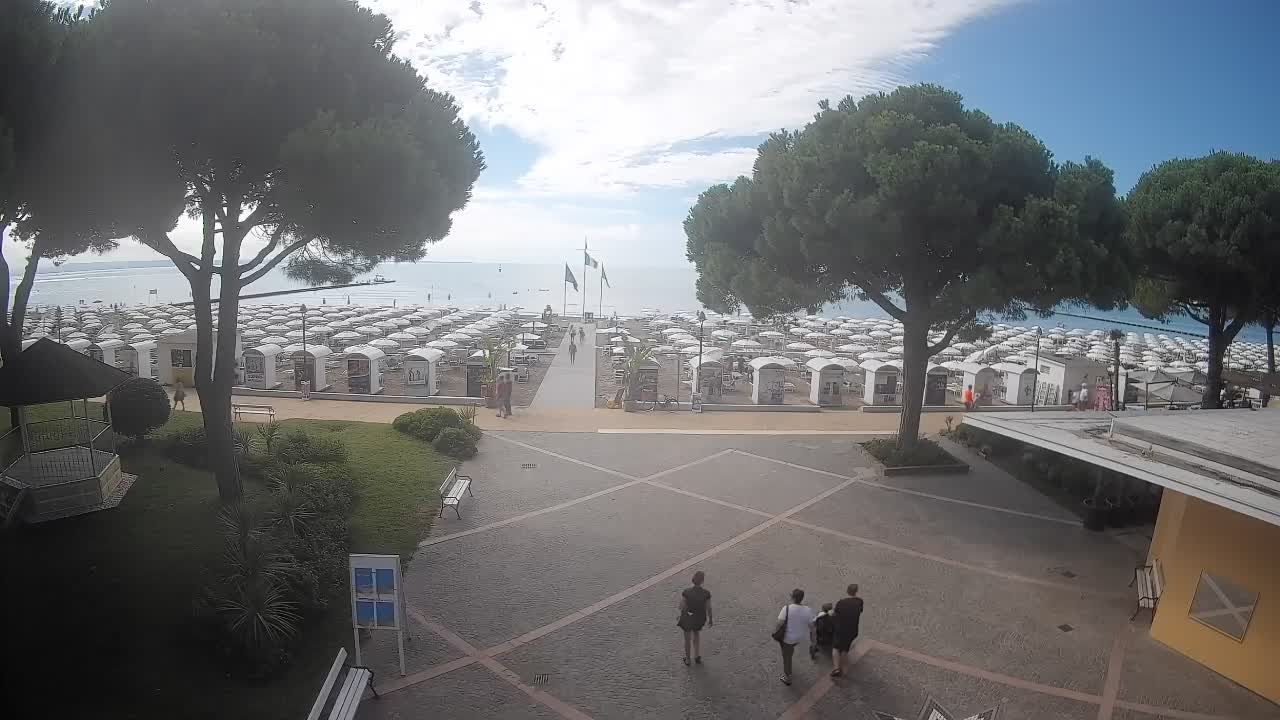 Gradež Vhod na Plažo: Pogled v Živo na Obalo