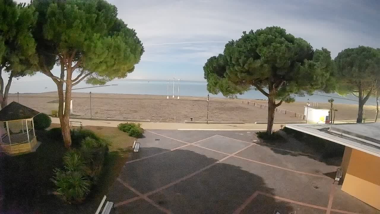 Gradež Vhod na Plažo: Pogled v Živo na Obalo